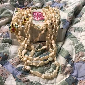 Necklace with two crowns on it.  This necklace is new never been used